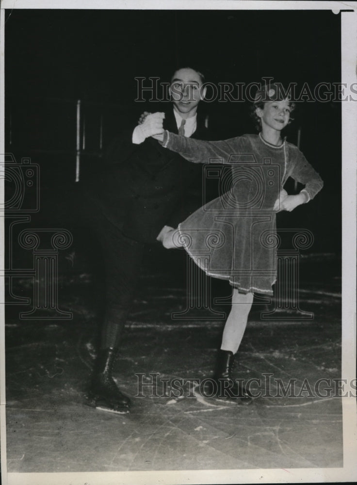 Load image into Gallery viewer, 1937 Press Photo Oliver Haupt Jr &amp; Jeanne Schulte Jr pair skaters - nes25624
