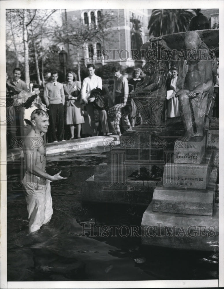 1946 Press Photo La Calif USC Trojan fans cool off in a fountain - nes25632- Historic Images