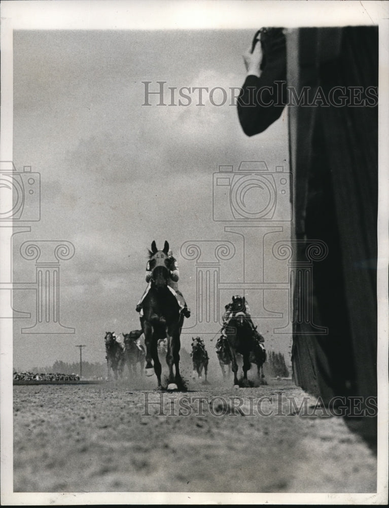 1944 Press Photo Miami Fla Gulfstrream Park Firepower takes lead - nes25778- Historic Images