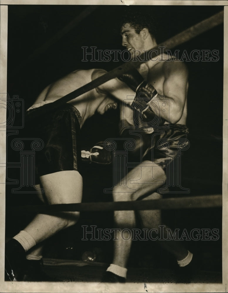 1941 Press Photo Hassett punched by Conn in 1st round - nes25812- Historic Images