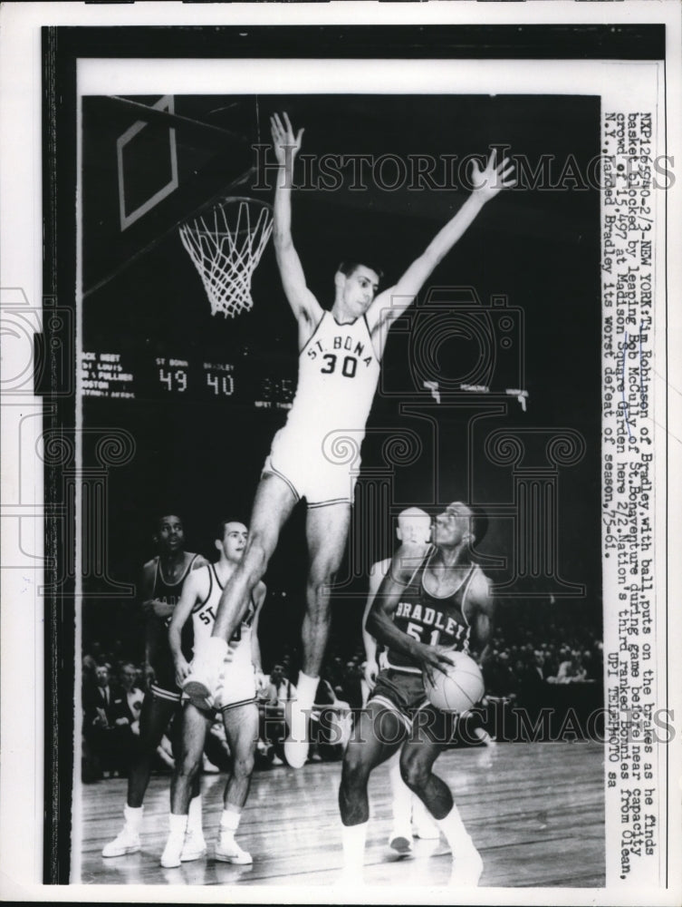 1961 Press Photo NYC Tim Robinson of Badley vs Bob McCulley St Bonaventure- Historic Images