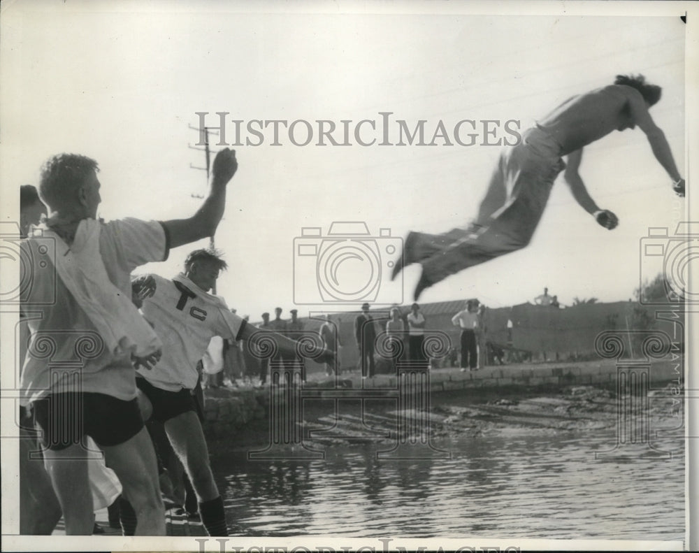 1935 Press Photo Coxsweain Reginald Watt at Long Beach Calif crew race- Historic Images