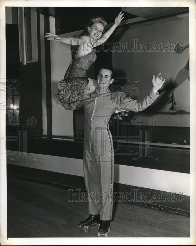 1943 Press Photo Gloria Nord &amp; Bill Leighton on roller skates - nes26216- Historic Images