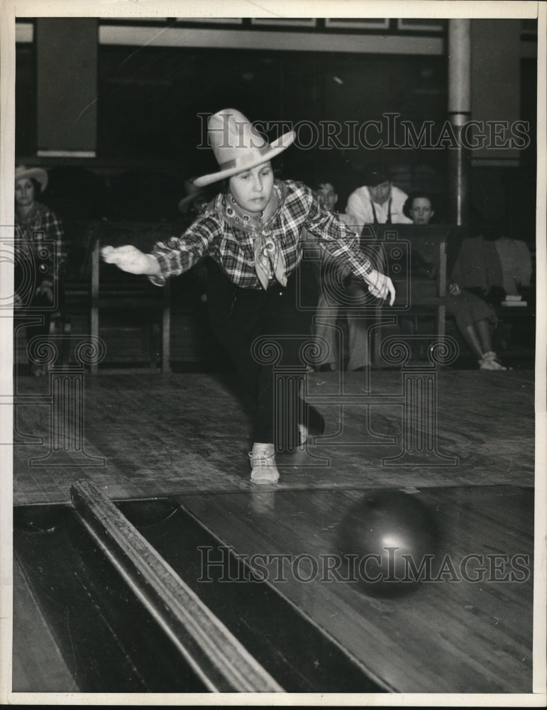 1936 Press Photo Cleo Cordellier at Womens Bowling at Omaha Neb - nes26268- Historic Images