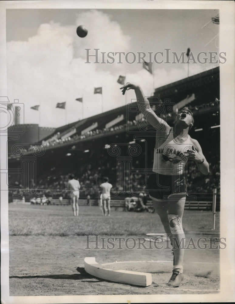 1941 Press Photo Philadelphia Pa Herbert Michaels shot puts 51' 11 5/8 "- Historic Images