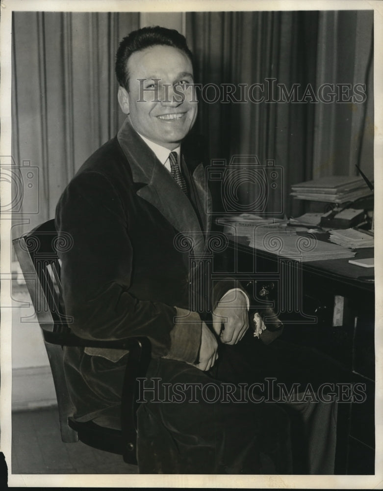 1931 Press Photo Charley White at his health gym office - nes26340