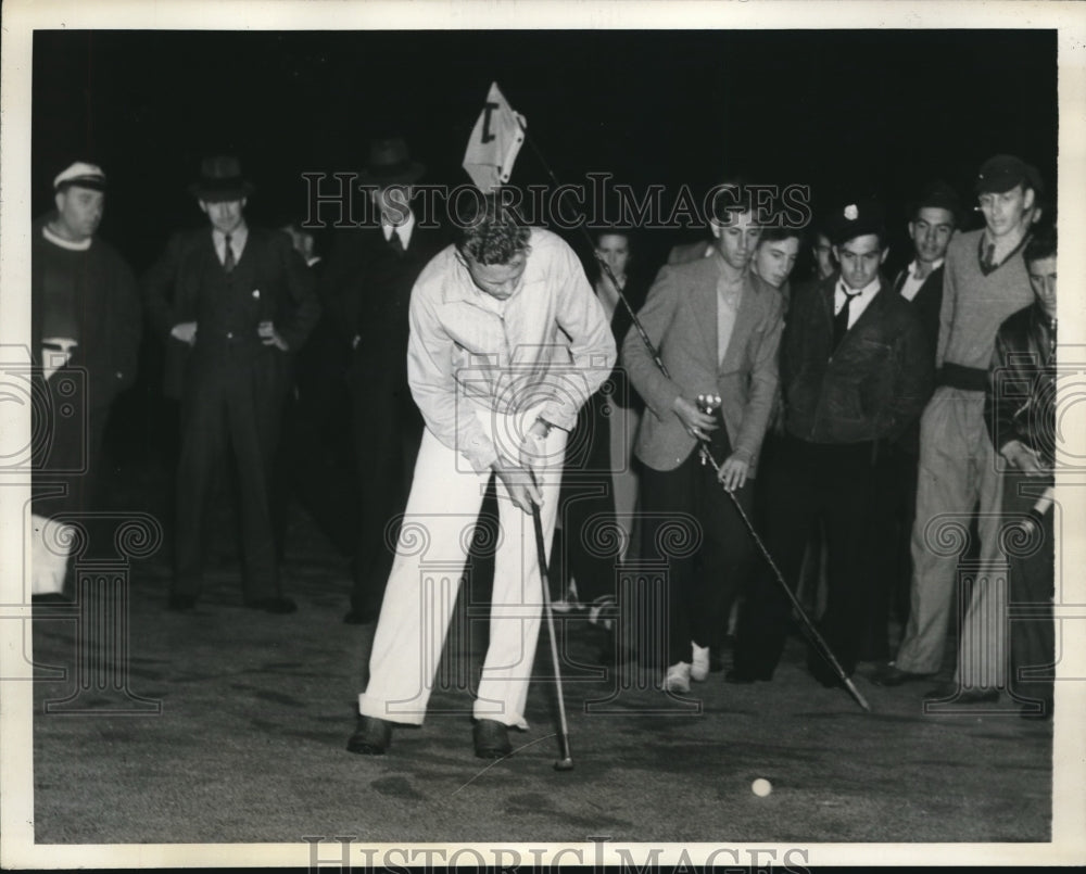 1938 Press Photo NYC J Smith Ferebee putts 18th in 600 hole golf marathon- Historic Images