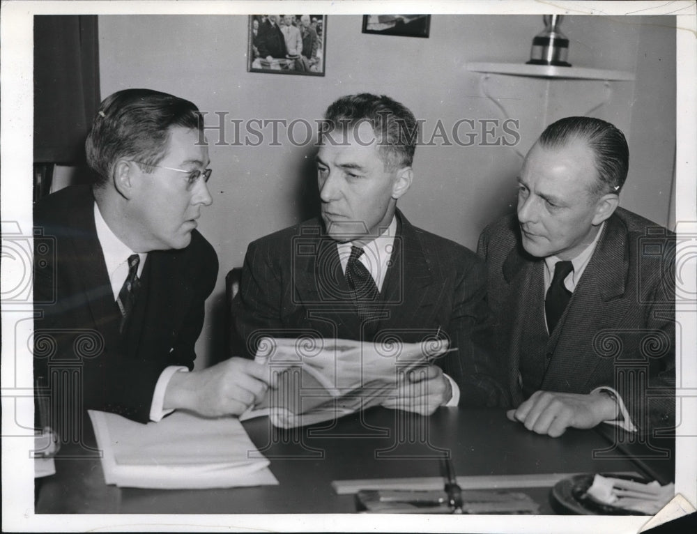 1943 Press Photo Ford Frick president of National League, Louis Carroll- Historic Images