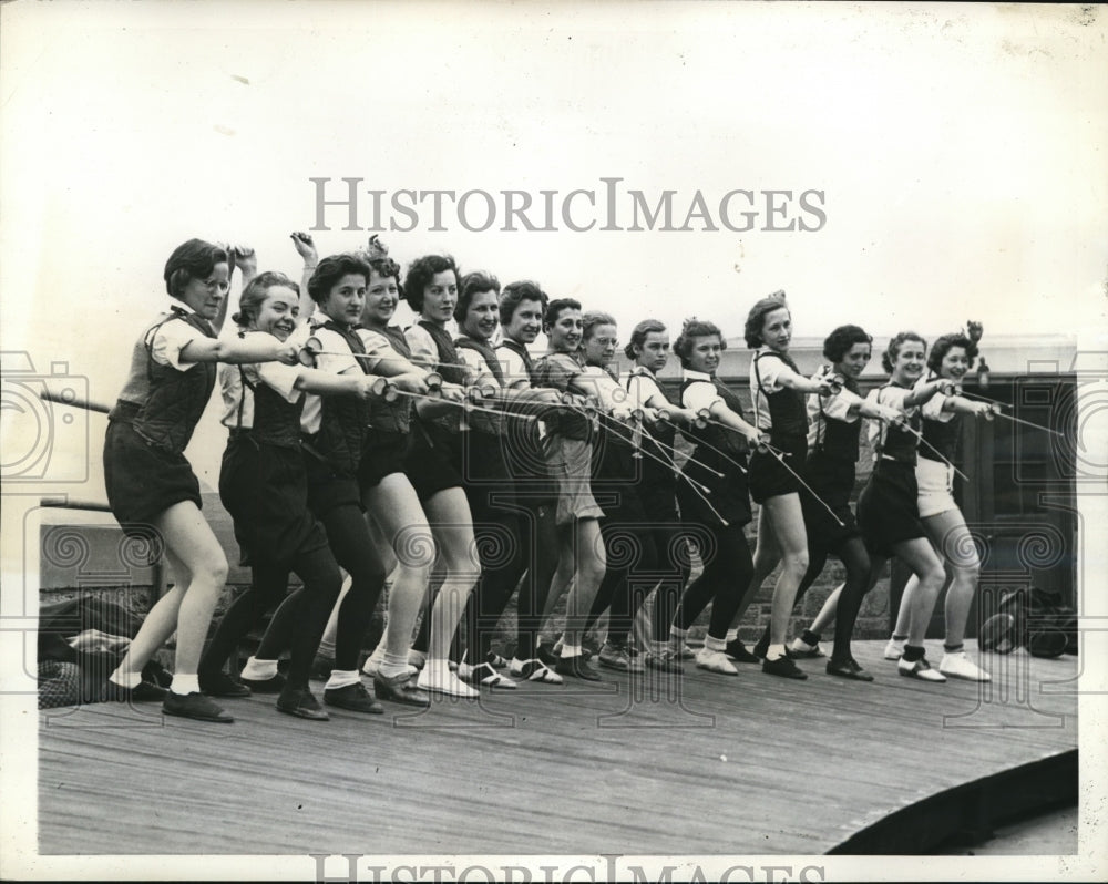 1936 Press Photo Temple Univ co ed fencing team at a drill in Philadelphia- Historic Images