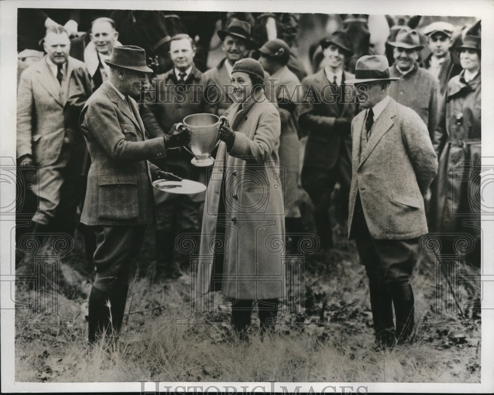 1934 Press Photo Mrs Edwin Vare Jr trophy to Jay Carlisle at Pinehurst NC- Historic Images