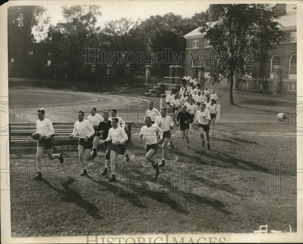 1930 Press Photo Dartmouth Univ football squad at training at Field house- Historic Images