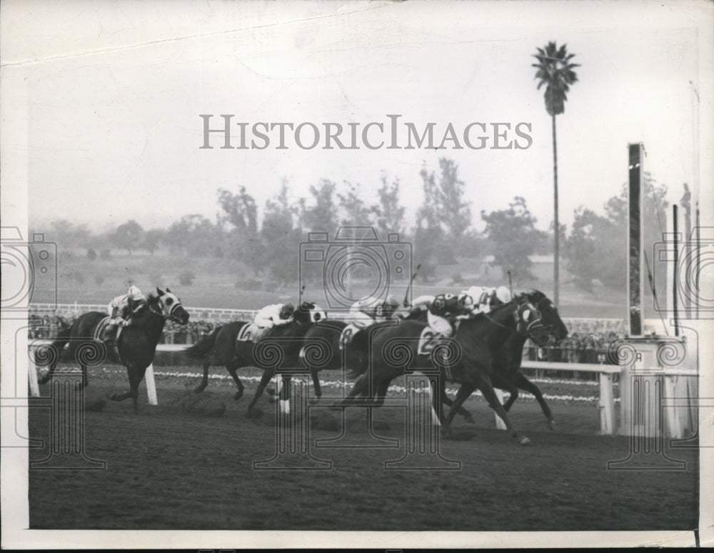 1946 Press Photo Arcadia Calif Perman on Lou-Bre wins San Pasqual handicap- Historic Images