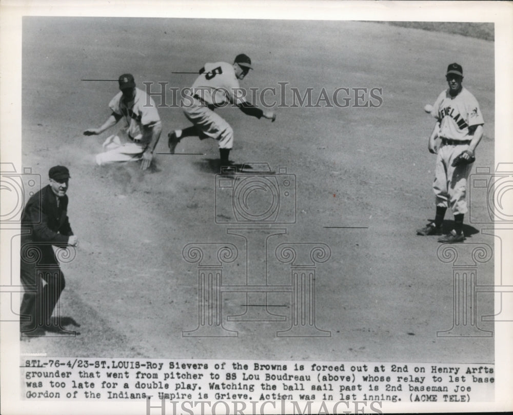 1950 Press Photo Roy Siervers of Browns out at 2nd vs Indians Joe Gordon- Historic Images