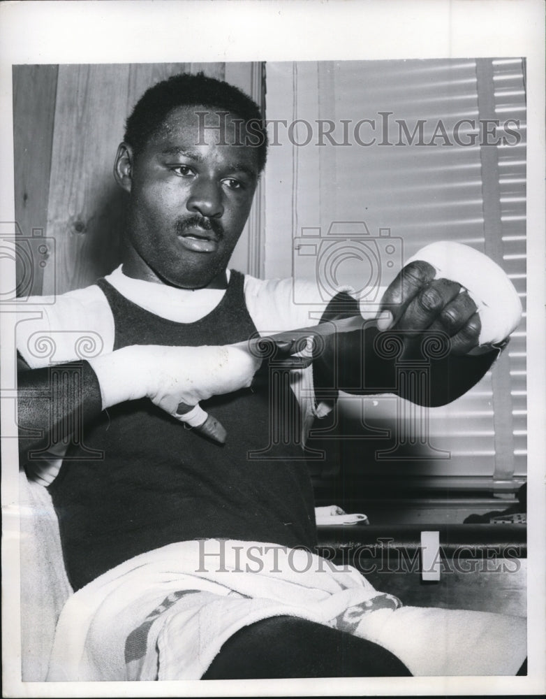 1954 Press Photo Monticello NY boxer Ezzard Charles tapes his hands - nes26921- Historic Images