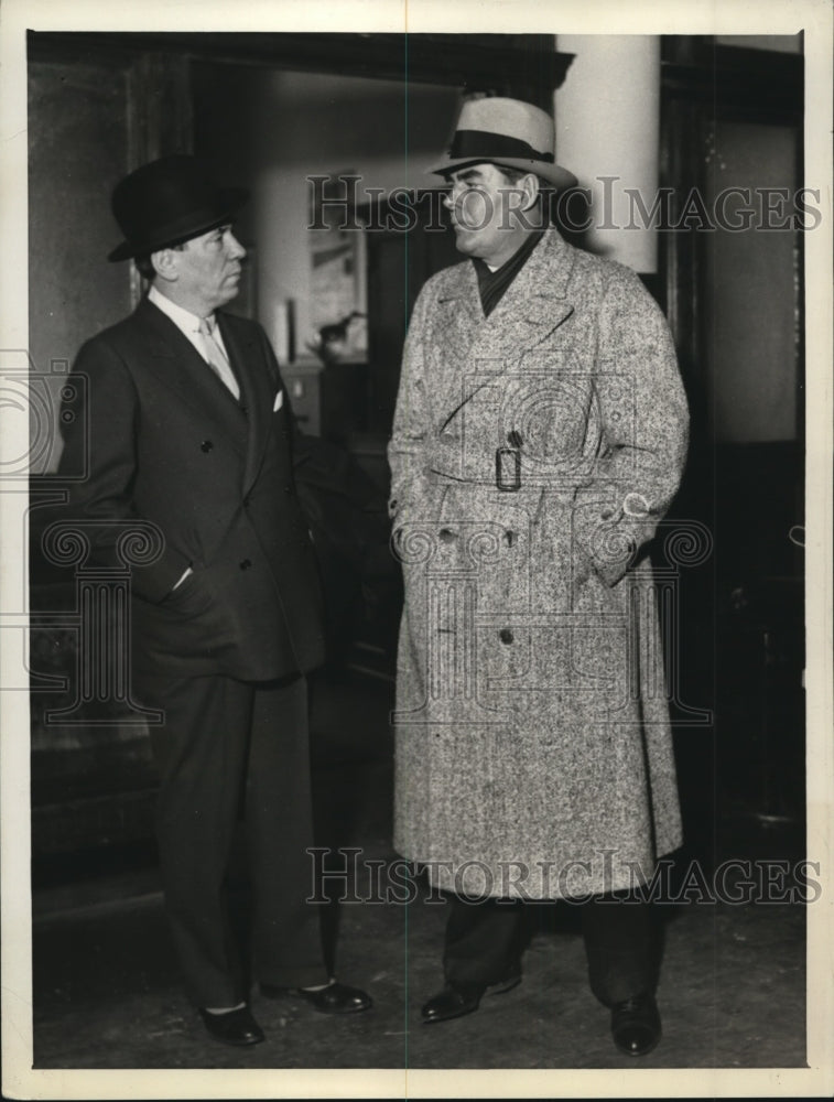 1933 Press Photo Men at a baseball arean - nes26936- Historic Images