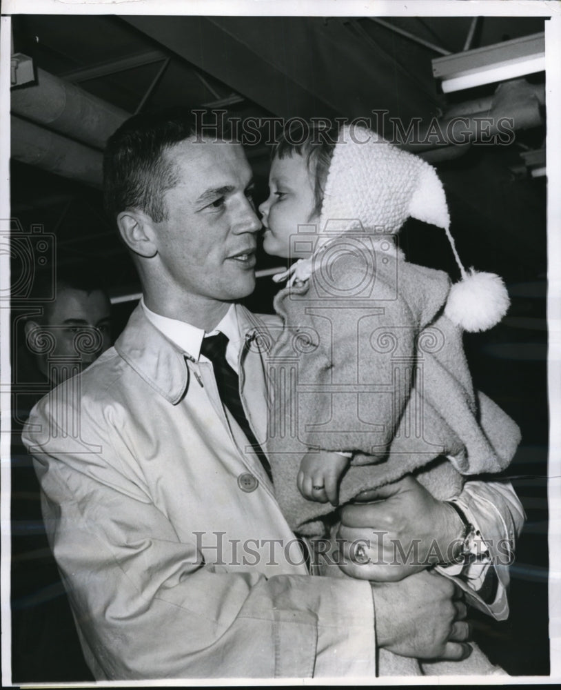 1961 Press Photo Chicago Ron Murphy of Black Hawks &amp; daughter Kimberly- Historic Images