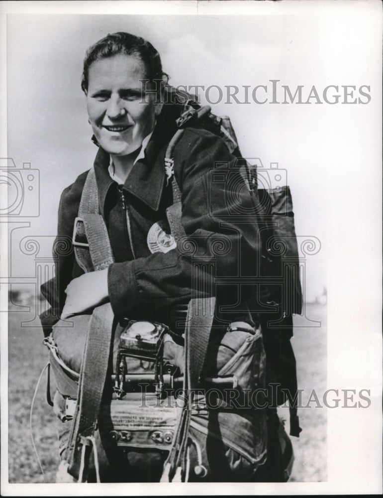 1956 Press Photo Moscow Russia Galina Mukhina skydiver &amp; winning jump- Historic Images