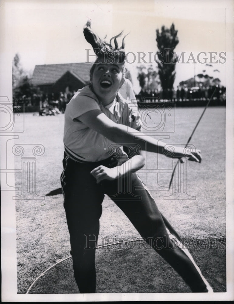 1956 Press Photo Melbourne discus thrower Pamela Kurrell training - nes27068- Historic Images