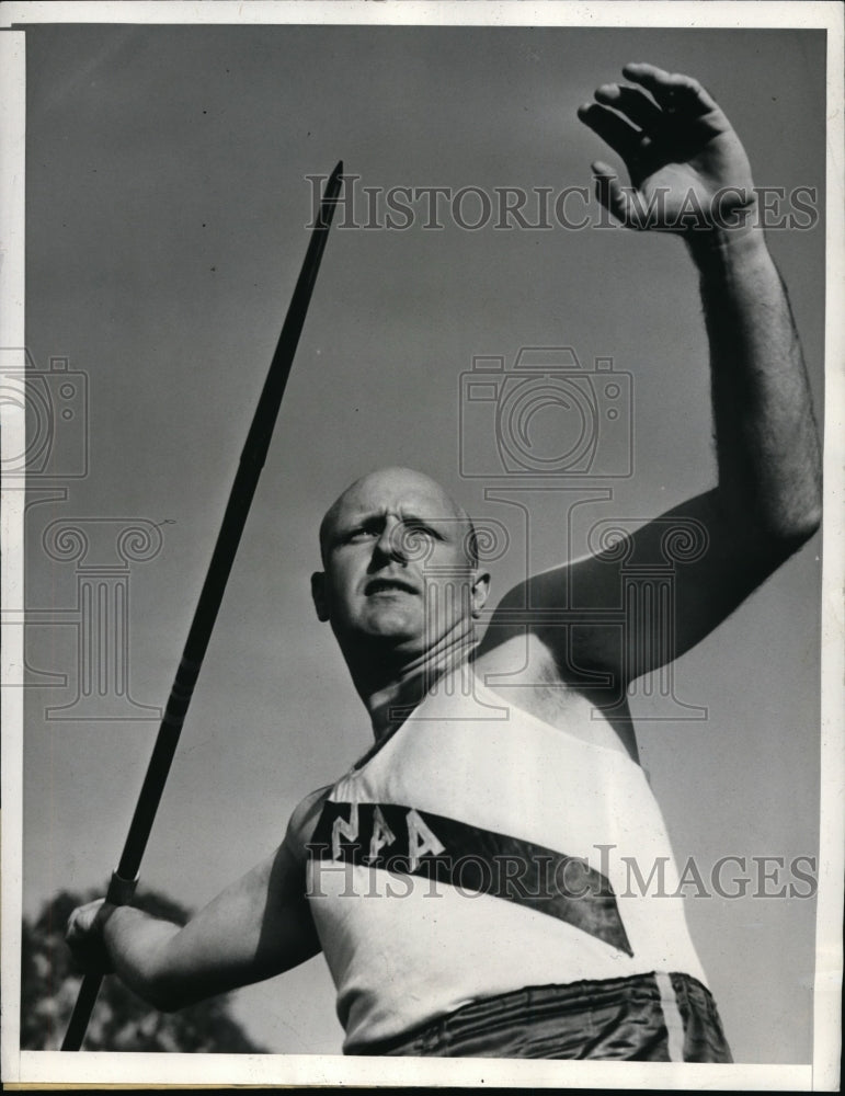 1942 Press Photo LA Calif Emerson L McKenzine javelin throw 263&#39;2&quot; - nes27082- Historic Images