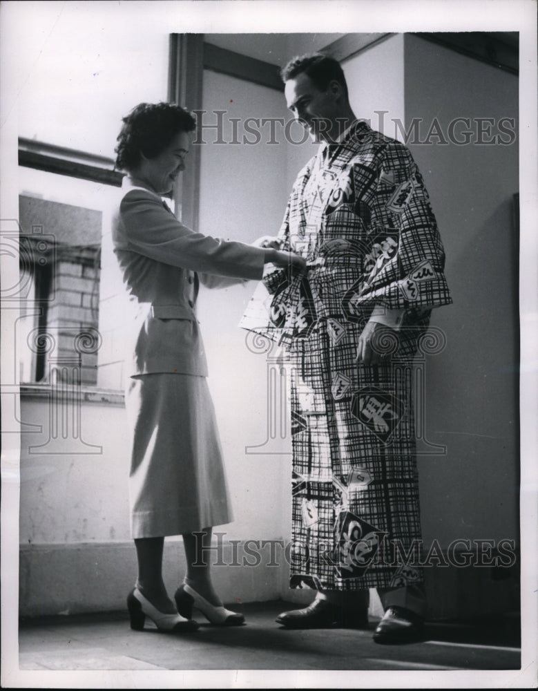 1954 Press Photo Toyko Japan hockey player Red Kelly buys a kimono - nes27110- Historic Images
