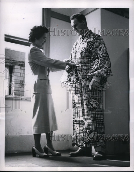 1954 Press Photo Toyko Japan hockey player Red Kelly buys a kimono - nes27110- Historic Images