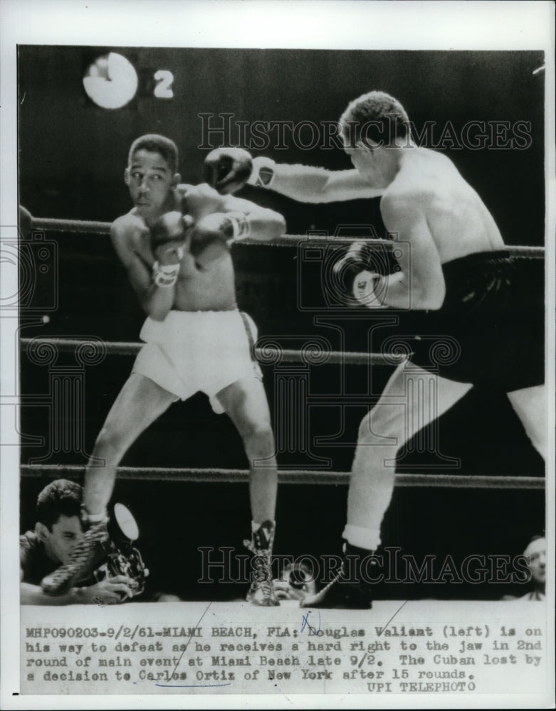 1961 Press Photo Miami Beach Fla Douglas Valiant lt vs Carlos Ortiz - nes27197- Historic Images