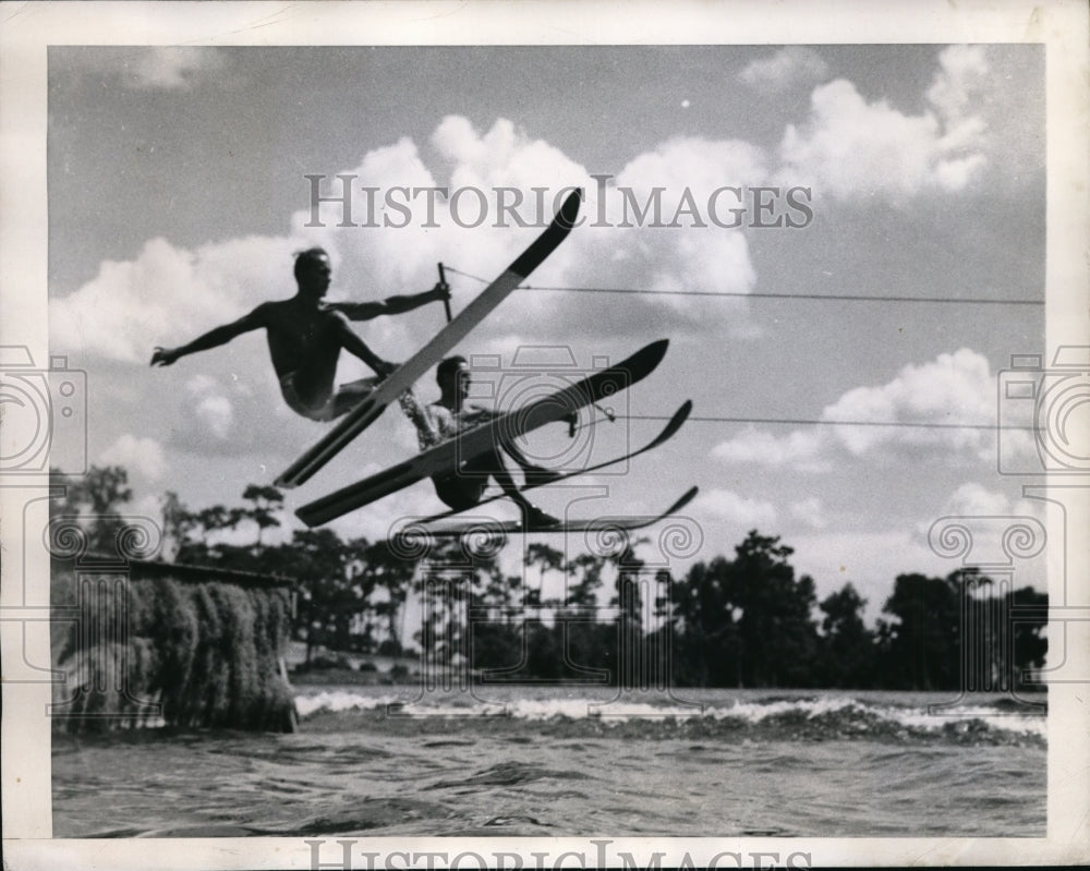 1945 Press Photo Vypress Gardens Fla water skiers Bob Wheeler, Malcolm Pope- Historic Images