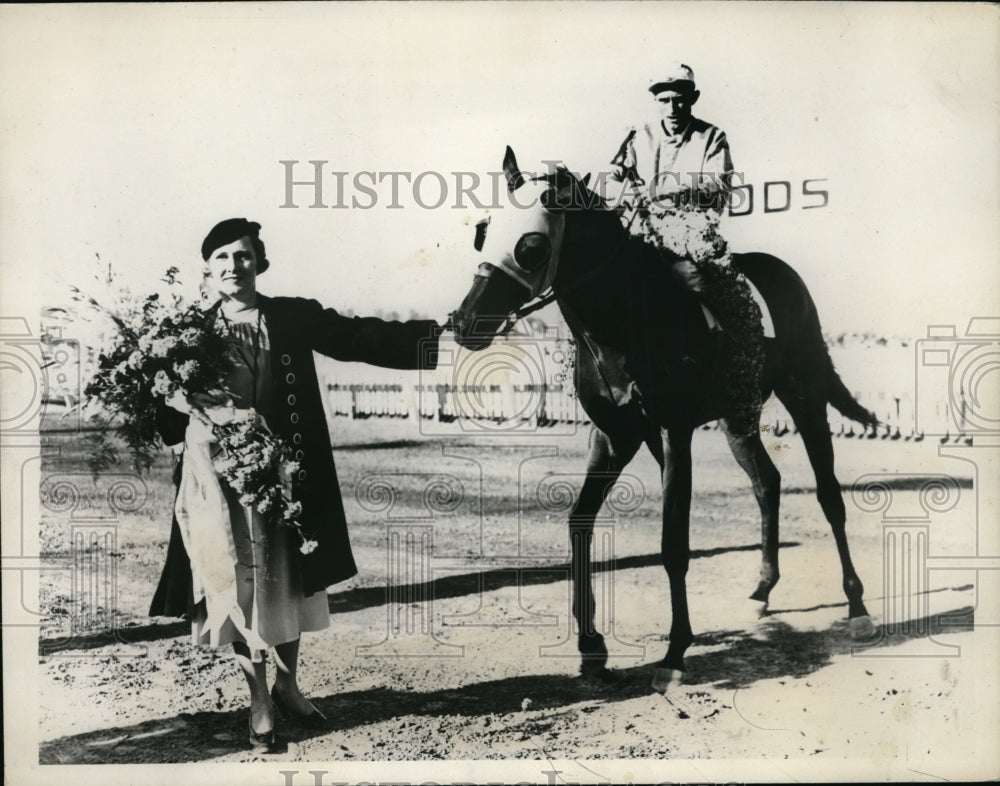 1936 Press Photo Mrs George Klinefelder Jr horse Fair Lead jockey V Thompson- Historic Images