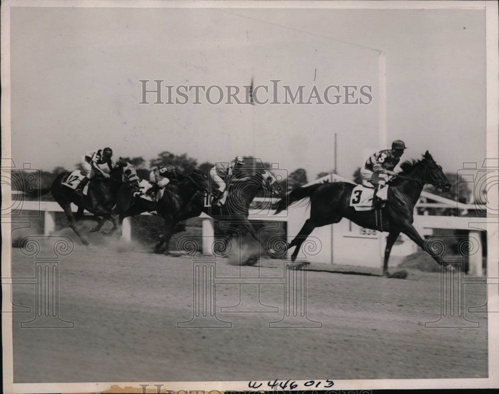 1938 Press Photo Pimlico Md DeCamillis on Post Luck, Colonial Maid - nes27308- Historic Images