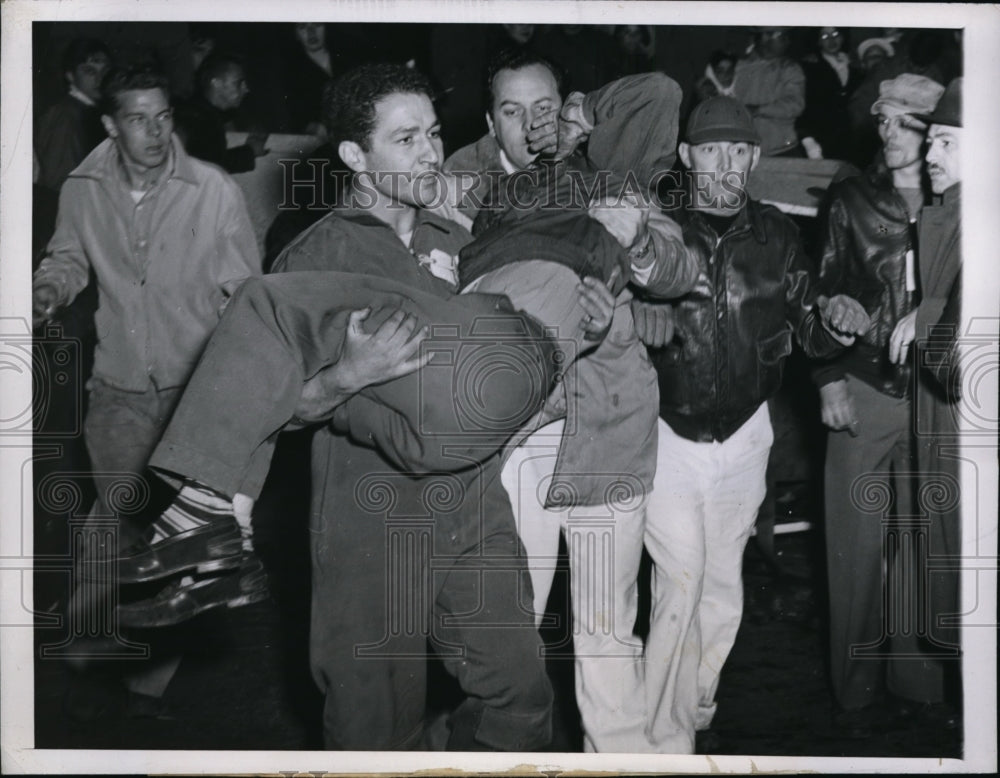 1947 Press Photo Chicago Speed racer Nick Karelas after a crash - nes27406- Historic Images