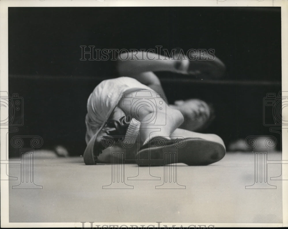 1933 Press Photo Patrick Mulligan breaks ankle in match vs John Padek Chicago- Historic Images