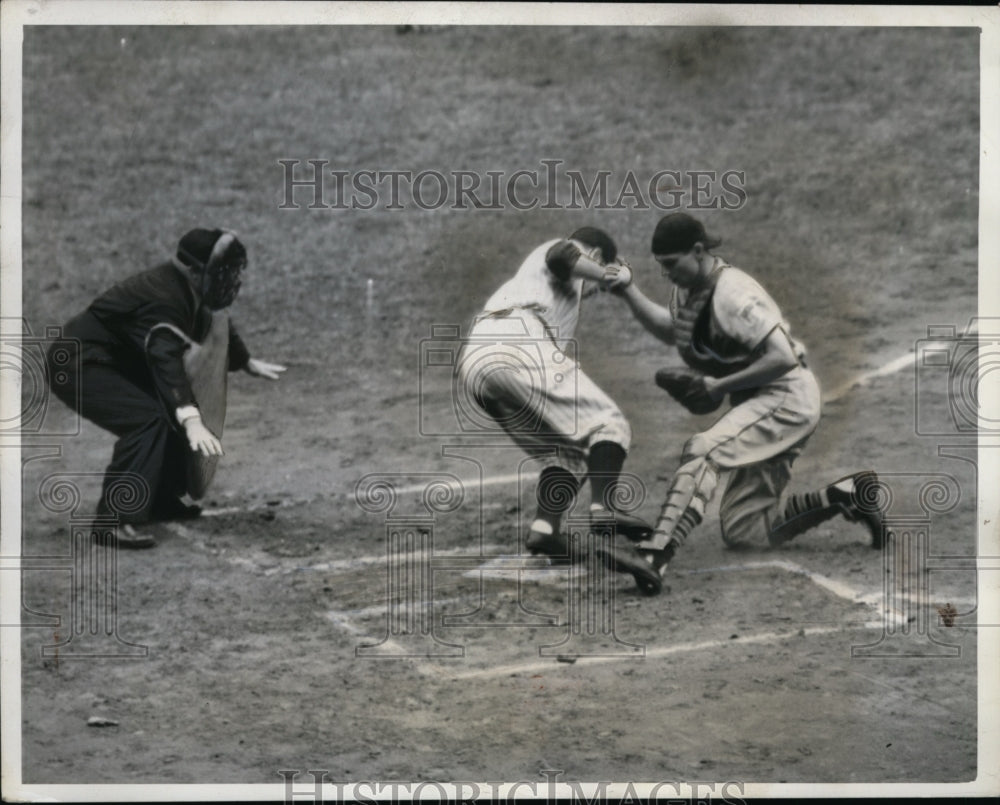 1942 Press Photo NYC Yankee Buddy Hassett safe at home vs Indians Jim Hegen- Historic Images