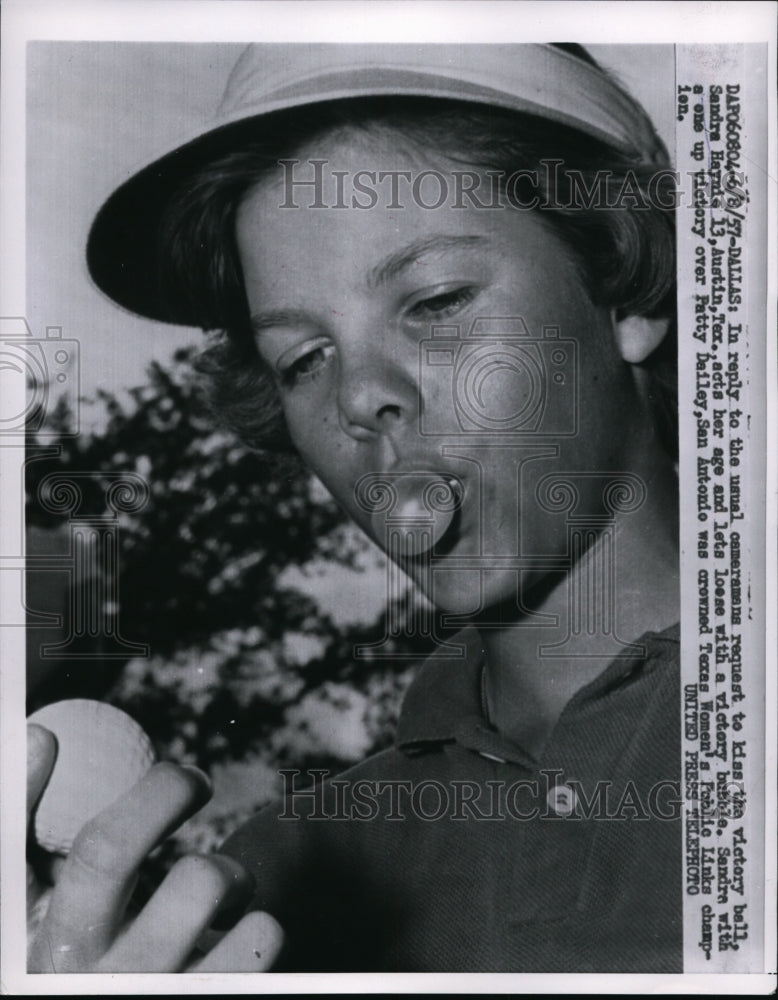 Load image into Gallery viewer, 1957 Press Photo Dallas Tex Sandra Haynis age 13 at Publinks Golf win
