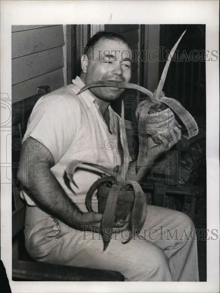 1939 Press Photo Two Ton Tony Galento chews on cactus plant during training