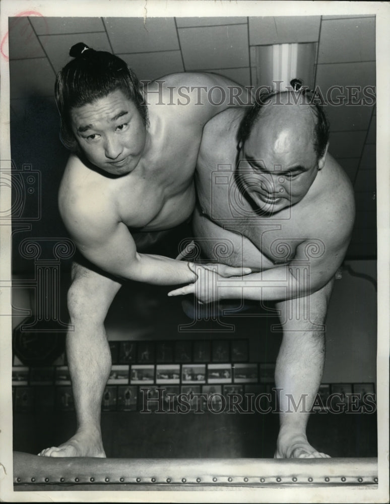 1951 Press Photo Japanese sumo wrestlers Onoumi &amp; Fujatayama - nes28063- Historic Images