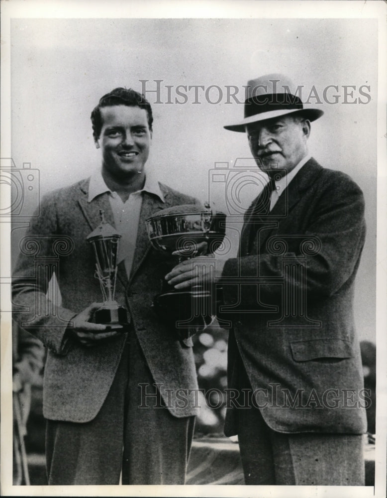 1937 Press Photo Golfer T Tailer received tournament award - nes28098- Historic Images