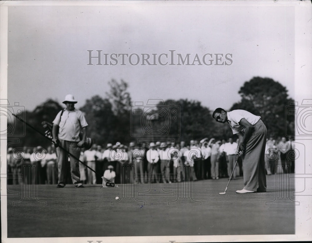 1945 Press Photo Harold McSpaden putts on 18th at Victory National Open- Historic Images