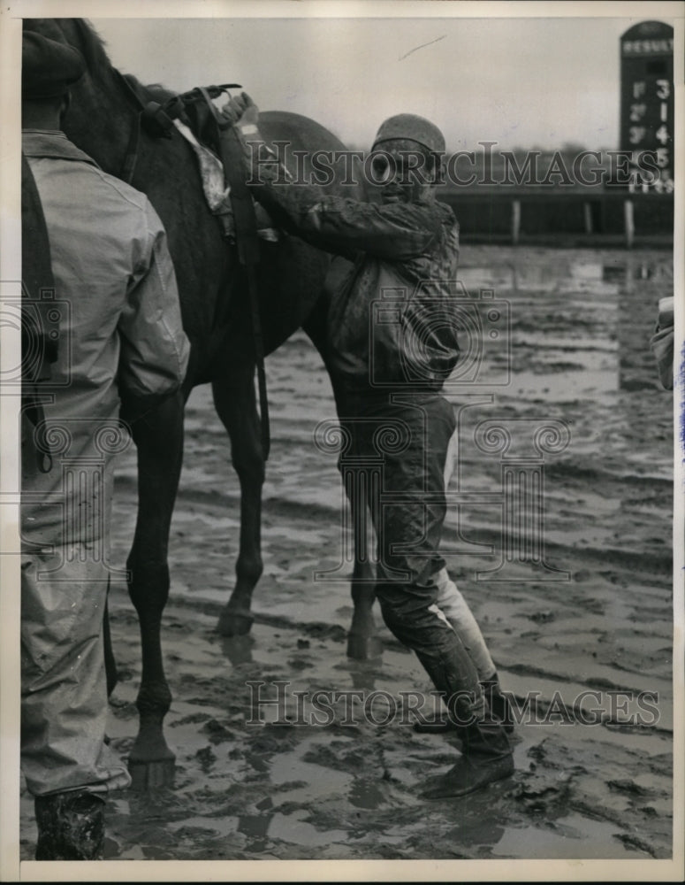 1939 Press Photo Jackey A Schlenker & mount Grey Gold at Jamaica track NY- Historic Images