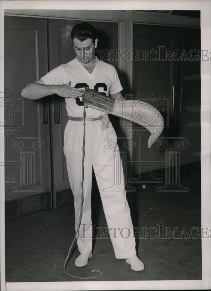 1938 Press Photo NYC Ricardo a jai alai playerwith his bat - nes28450- Historic Images