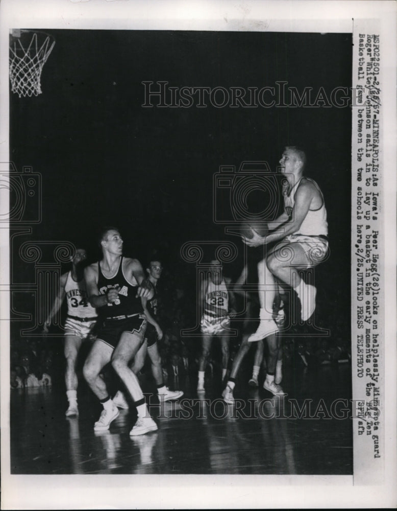 1967 Press Photo Minnesota guard Roger Johnson sails in to lay up a basket- Historic Images