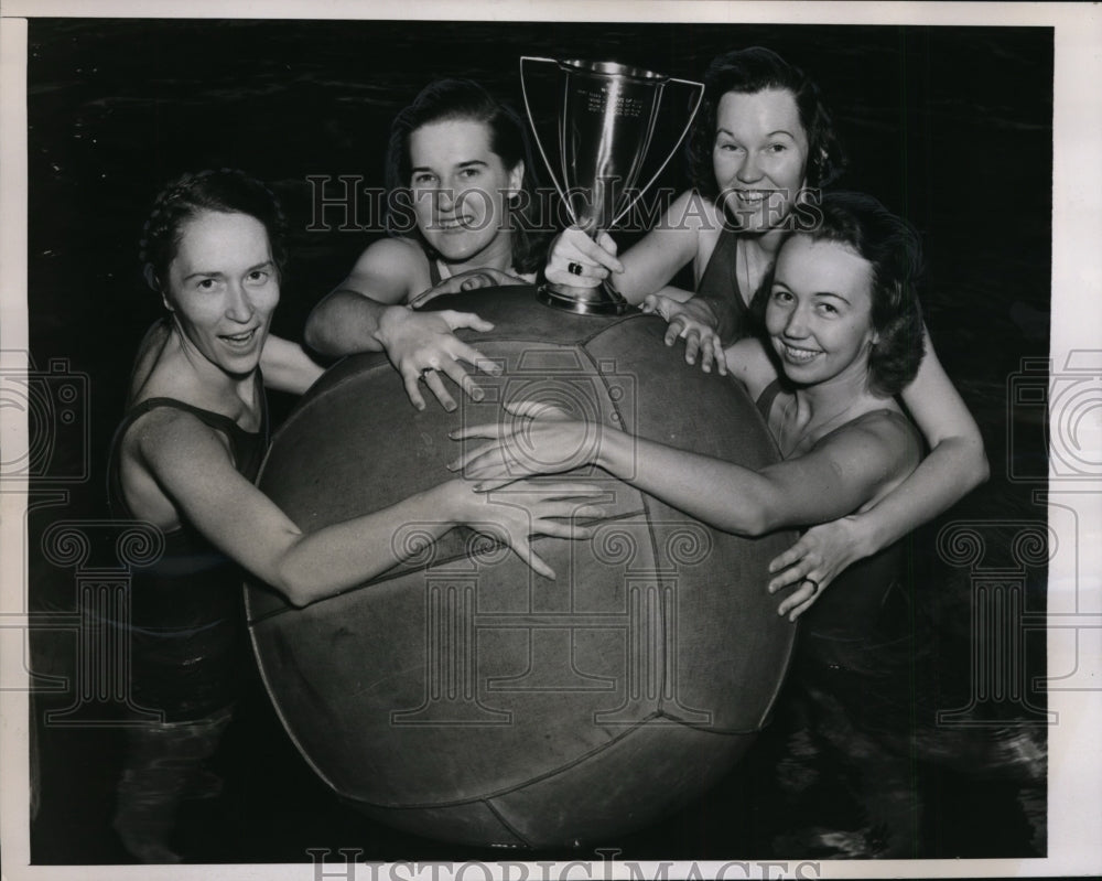 1939 Press Photo Philadelphia U of PA coed swim team D Maloney, P Dager