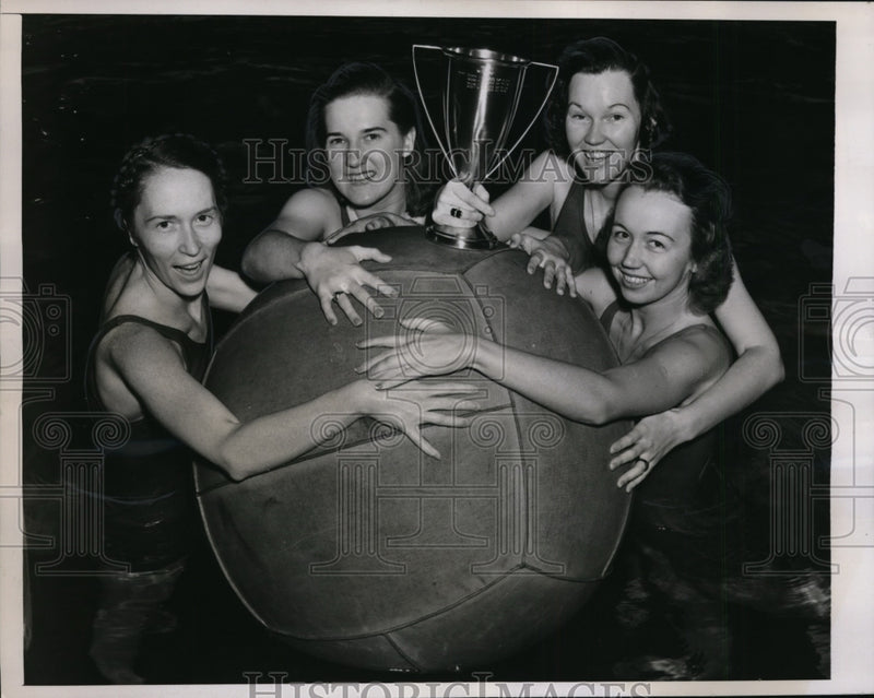 Load image into Gallery viewer, 1939 Press Photo Philadelphia U of PA coed swim team D Maloney, P Dager
