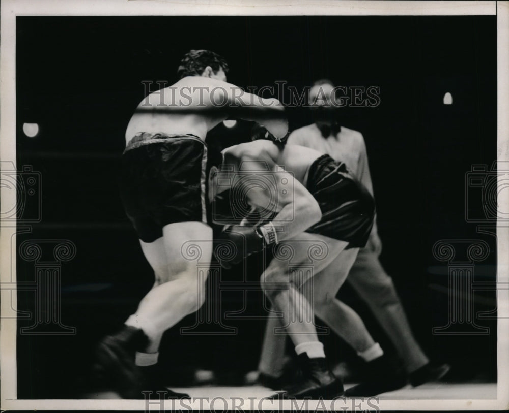 1937 Press Photo Bob Pastor misses right punch as Nathan Mann ducks during bout- Historic Images