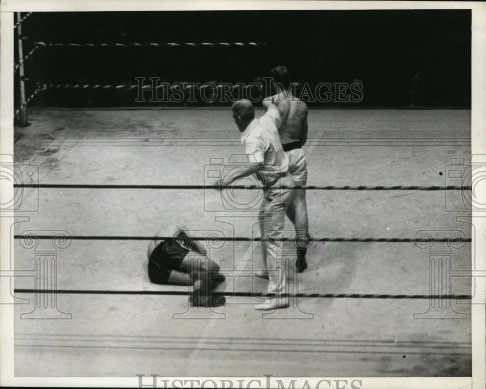 1933 Press Photo Vary Atlanian KOed by Alex Valo in NYC bout - nes28843- Historic Images