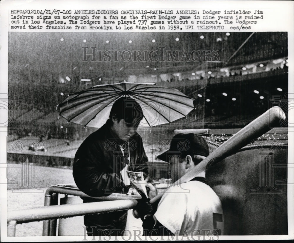 1967 Press Photo LA Calif Dodger Jim Lefebvre & autograph for fan - nes28884- Historic Images