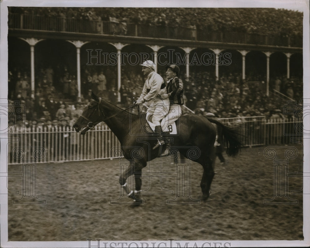 1930 Press Photo Horse carries two jockeys who fell on jumps - nes28926- Historic Images