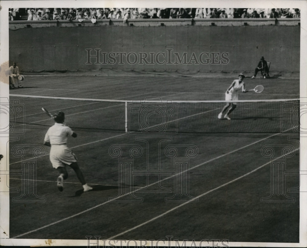 1935 Press Photo Helen Jacobs plays Kay Stammers in Wightman Cup match- Historic Images