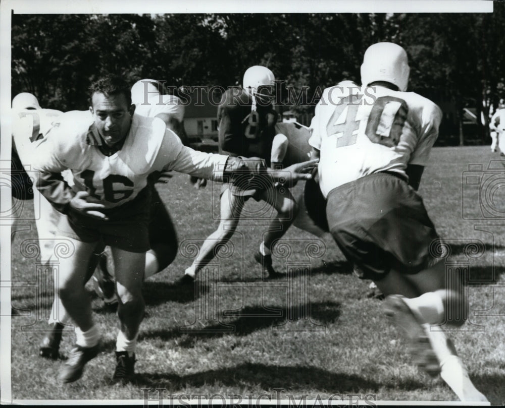 1961 Press Photo Sam Etcheverry St Louis Cardinals QB hands off to Conrad