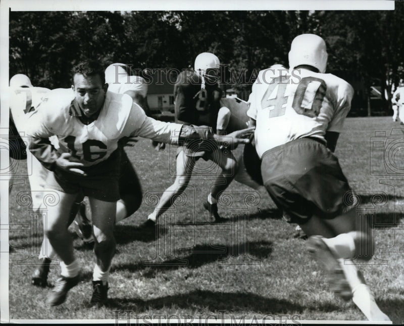 Load image into Gallery viewer, 1961 Press Photo Sam Etcheverry St Louis Cardinals QB hands off to Conrad
