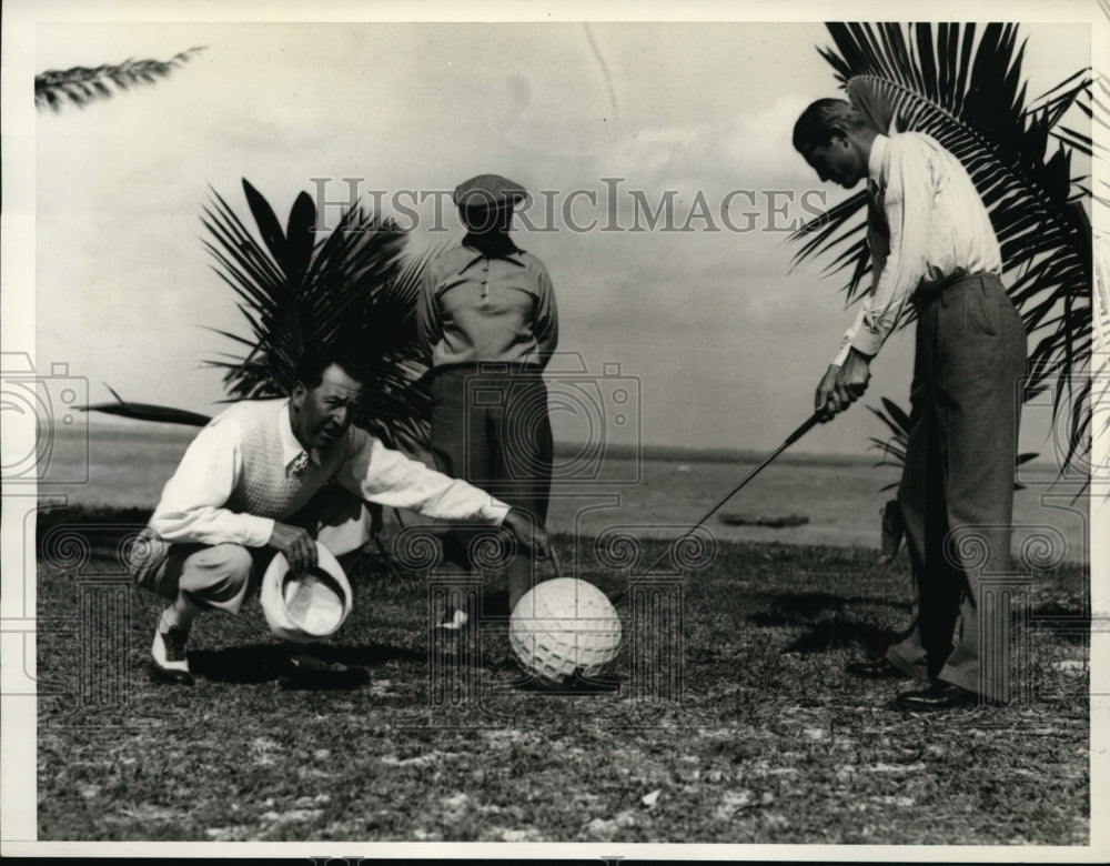 1935 Press Photo Horton Smith takes a big swing at a big ball - nes29042- Historic Images